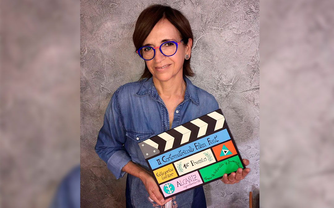 La artista Paz Benavente con el premio que ha creado./ Ayuntamiento de Alcañiz