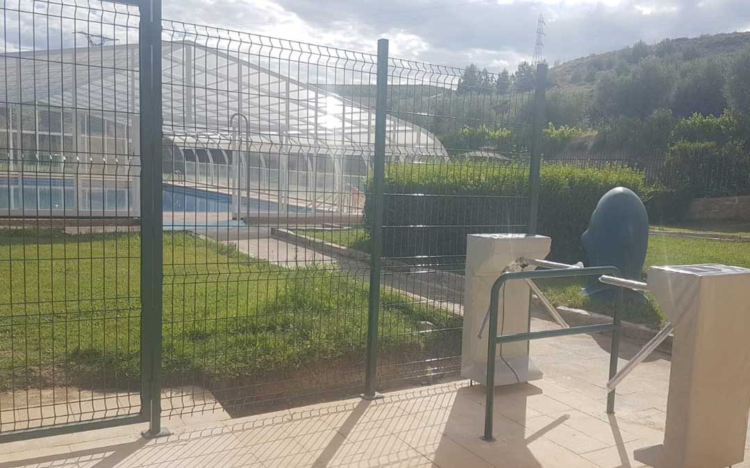 Los tornos que se han instalado en la entrada para controlar el acceso. Foto. Ayto. Estercuel