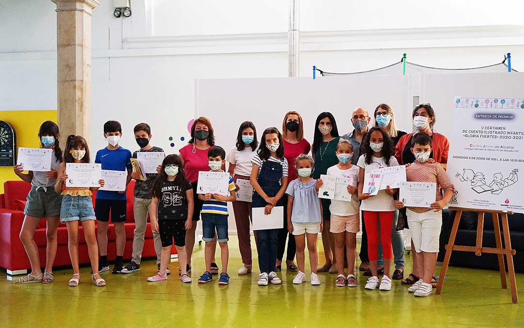Estudiantes de Primaria galardonados en el V Certamen de cuento ilustrado infantil 'Gloria Fuertes'./ Ayto. de Alcañiz