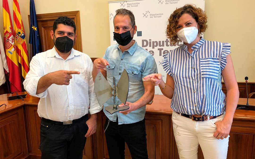 Diego Piñeiro, Diputado de Cultura y Turismo de la Diputación de Teruel; Sergio Falces, director del colectivo Aragón Musical; e Irene Quintana, concejala de Festejos del Ayuntamiento de Alcañiz./ DPT