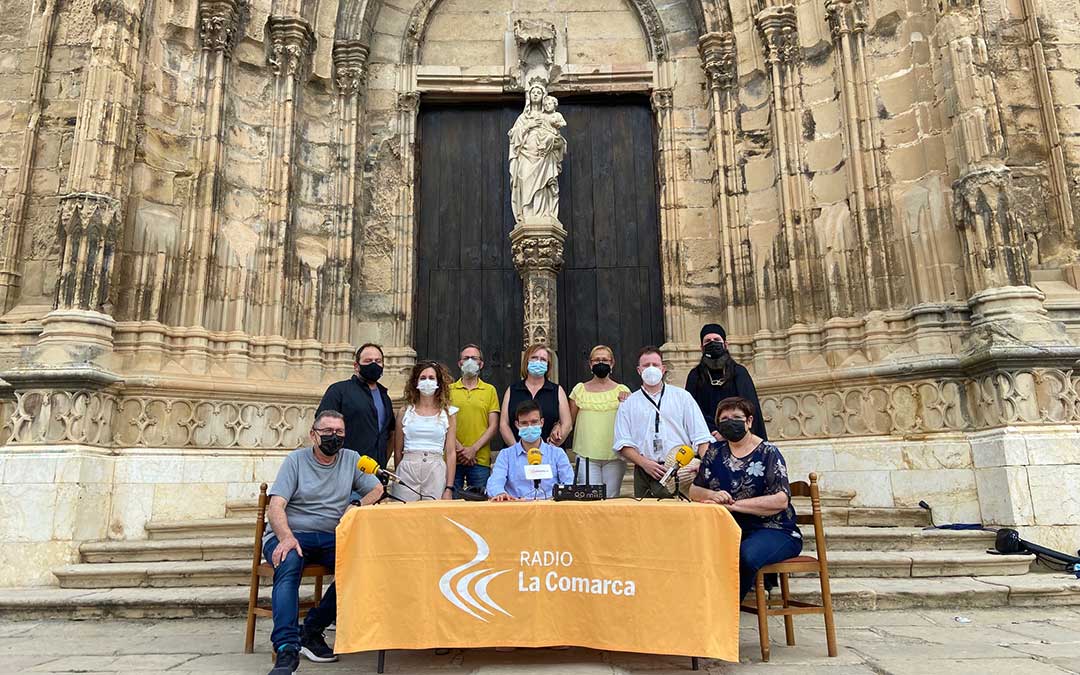 Invitados al programa especial de Radio Caspe emitido desde las puertas de la Colegiata de la Ciudad del Compromiso./ A.M.