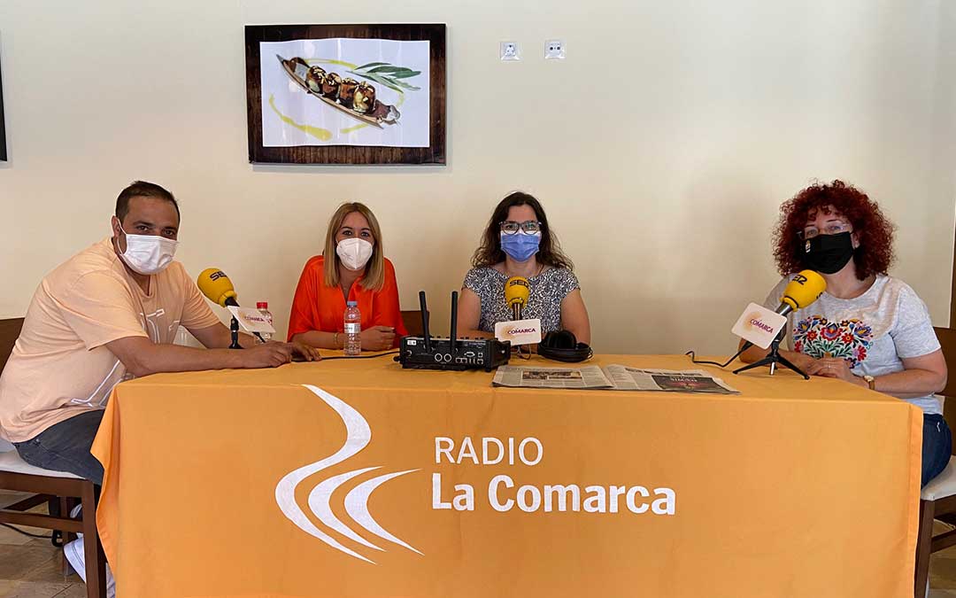 Representantes del Ayuntamiento de Andorra durante la emisión en directo del programa especial previo a la entrega de los Premios Simón en la Villa Minera./ L.C.