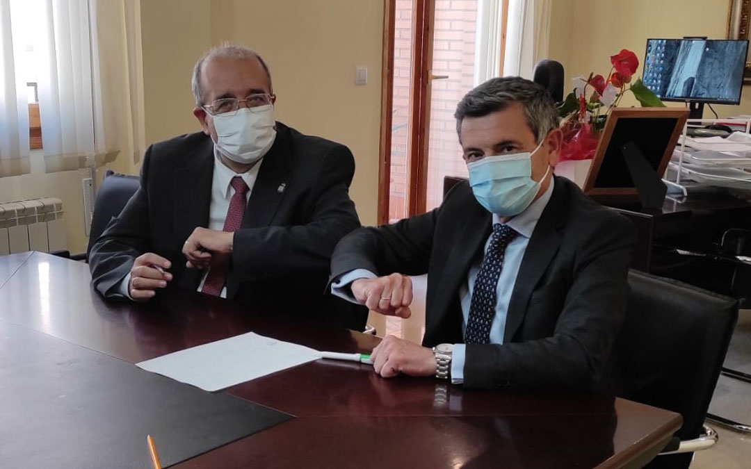 El presidente de la DPT, Manuel Rando y el director de negocio de Caja Rural de Teruel, Ángel Espinosa. Foto. DPT