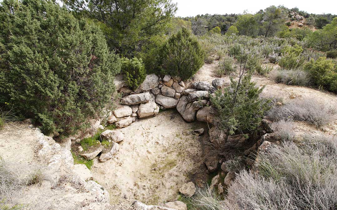 Detalles de pilas y balsetes que antaño se construyeron en el monte para almacenaje de agua de lluvia. / Laura Ígado Zapater
