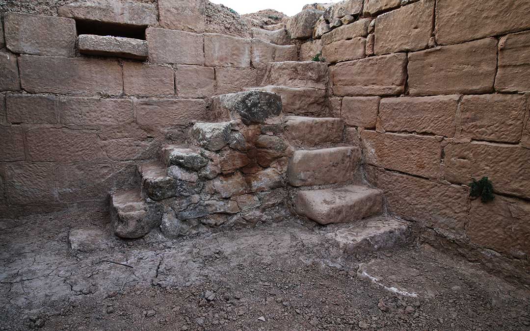 Detalles de pilas y balsetes que antaño se construyeron en el monte para almacenaje de agua de lluvia. / Laura Ígado Zapater