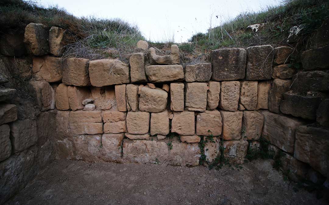 Detalles de pilas y balsetes que antaño se construyeron en el monte para almacenaje de agua de lluvia. / Laura Ígado Zapater