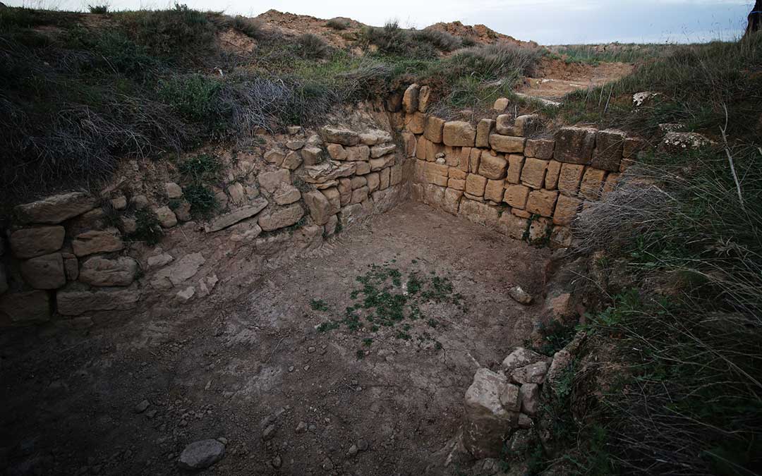 Detalles de pilas y balsetes que antaño se construyeron en el monte para almacenaje de agua de lluvia. / Laura Ígado Zapater
