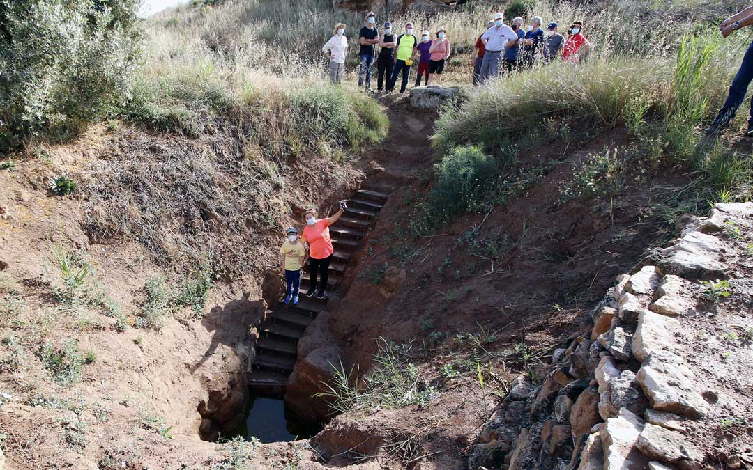 Detalles de pilas y balsetes que antaño se construyeron en el monte para almacenaje de agua de lluvia. / Laura Ígado Zapater