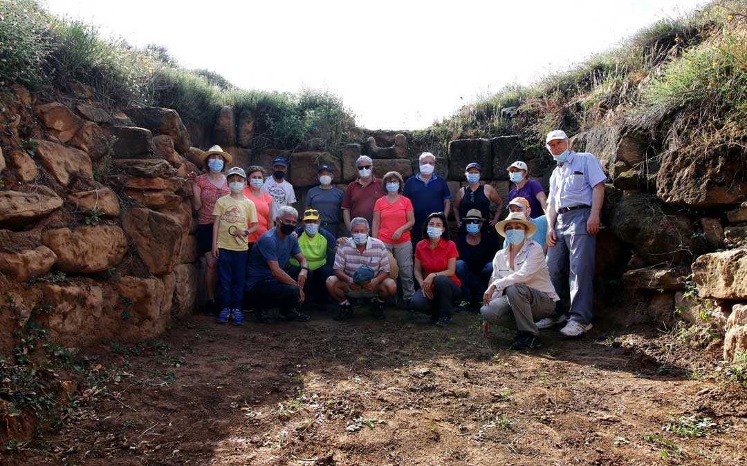 Una parte de la excursión se realizó en coche para conocer balsetes y mases y siguió con una ruta senderista de 6 km para ver otros muy cercanos al Mas de la cuesta del Aljézar, punto de partida y final de la ruta. / Laura Ígado Zapater