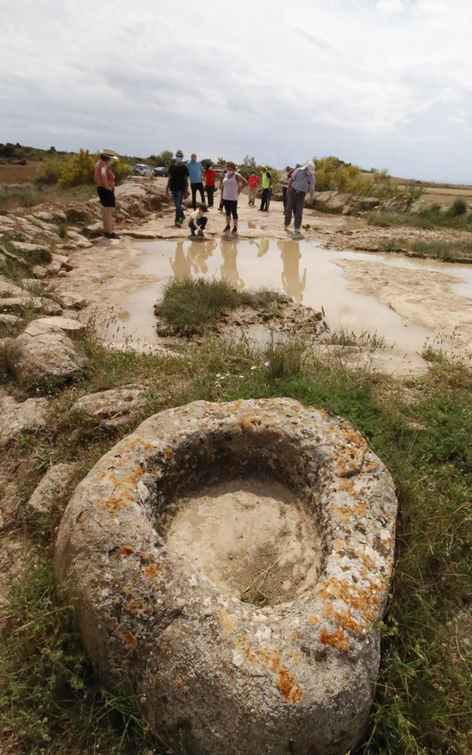 Detalles de pilas y balsetes que antaño se construyeron en el monte para almacenaje de agua de lluvia. / Laura Ígado Zapater