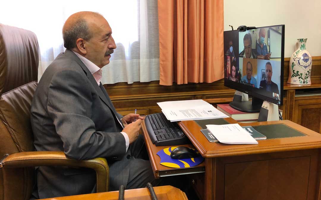 El presidente de la DPT, Manuel Rando, en la reunión de la UNED
