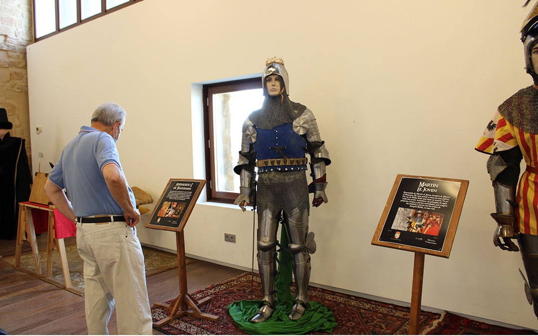 Un visitante observando las armaduras en la exposición. Imagen: Pilar Sariñena
