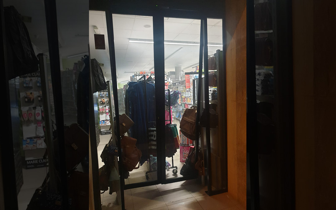 Los delincuentes forzaron las puertas automáticas del establecimiento para entrar./ L.C.
