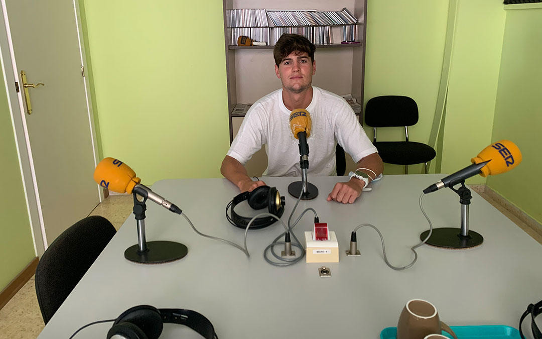 El ex-capitán del CD Caspe, Javi Muniesa, en Radio Caspe / Eduard Peralta