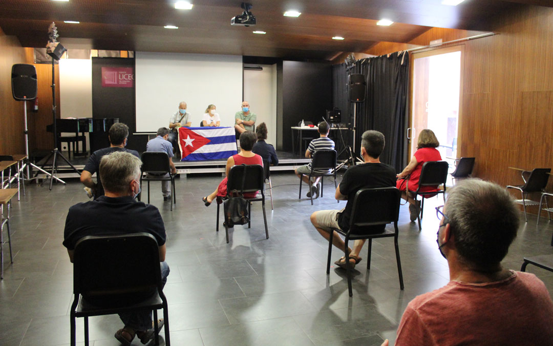 Janet Cotarelo dio la charla en el Liceo arropada por José María Martínez y Alfredo Soldevilla. / B. Severino