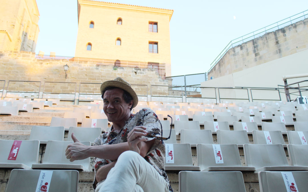 Rafa Maza, en el anfiteatro Pui Pinos antes de poner en escena a Fabiolo y el resto de personajes de 'Fabiolo Connection' en el Mes de la Comedia 2021. / B. Severino