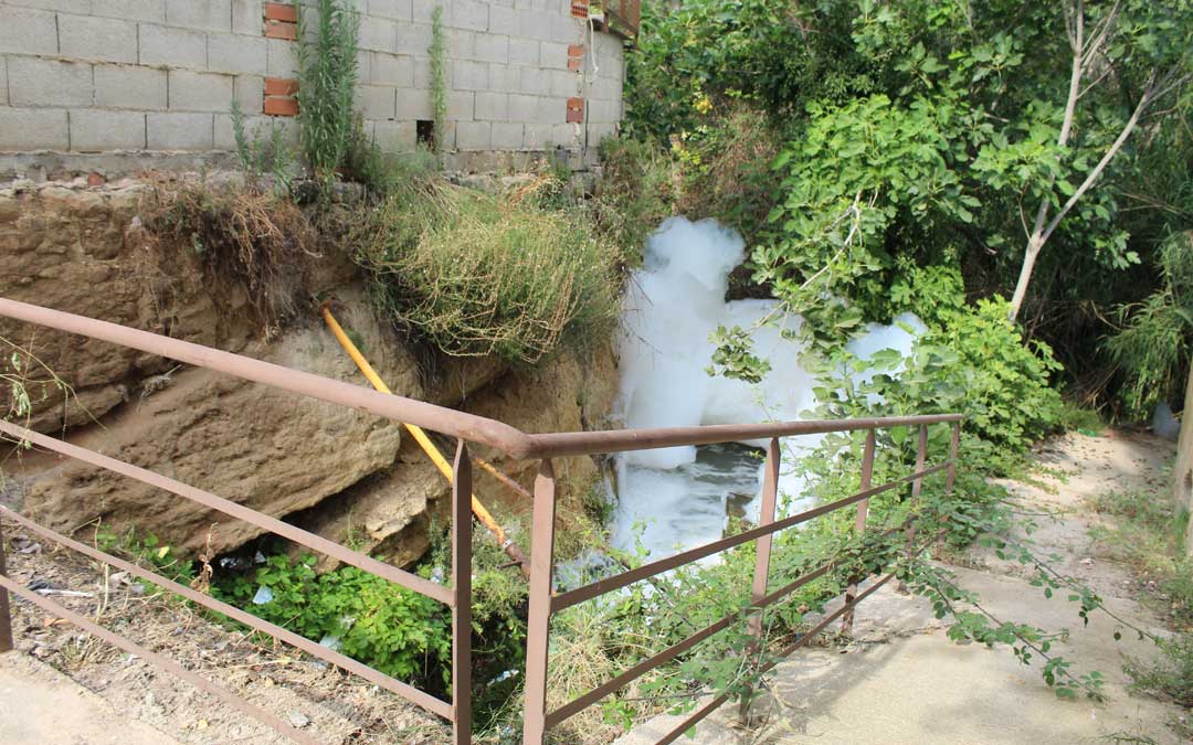 La espuma saliendo en el Escorredor del Mangón en su desembocadura al río Guadalope en Alcañiz junto al arco de San Antonio. / B. Severino