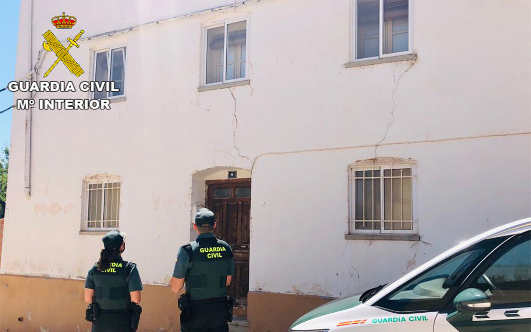 La Guardia Civil de Teruel auxilia a un hombre mayor en Alloza./ Guardia Civil