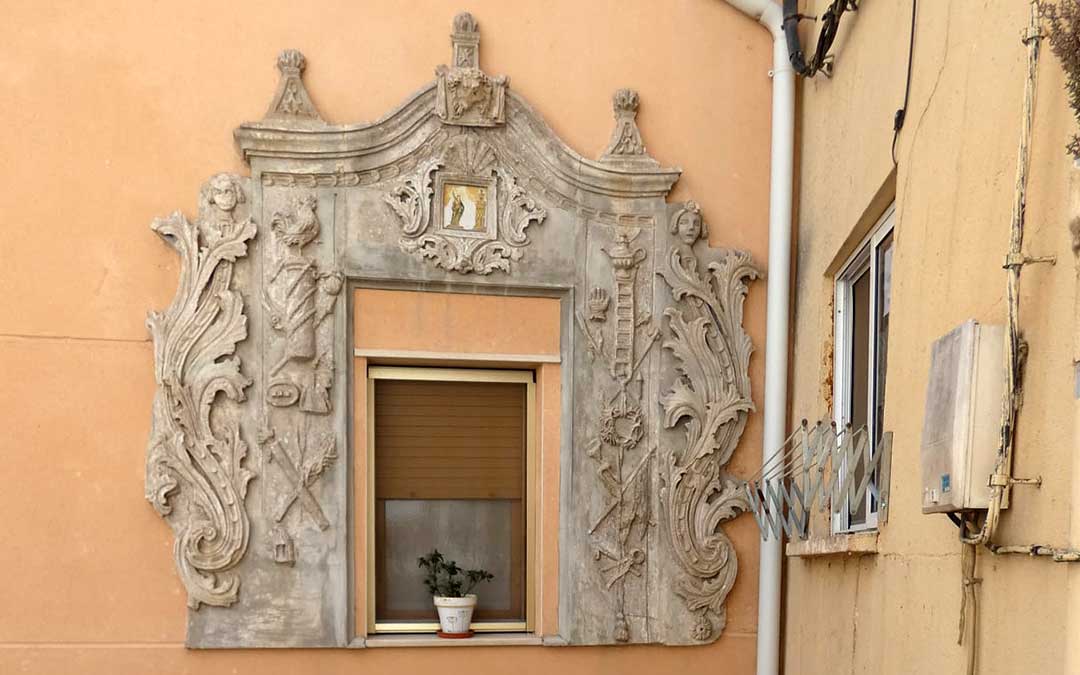 El Arco de los Dolores representa la Semana Santa a través de diferentes símbolos e imágenes./ Albalate Turístico