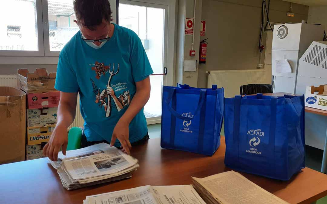 Los usuarios de ATADI se encargan de recoger y procesar los periódicos usados.