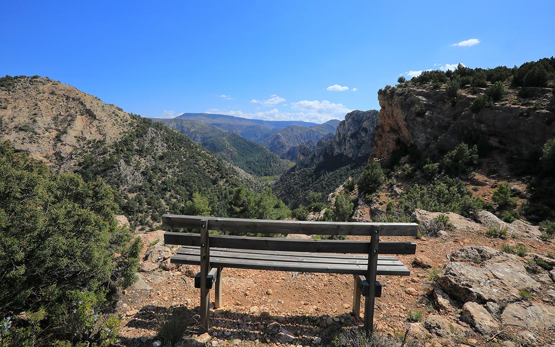 Banco en el Mirador de la Cueva Muñoz en Ejulve