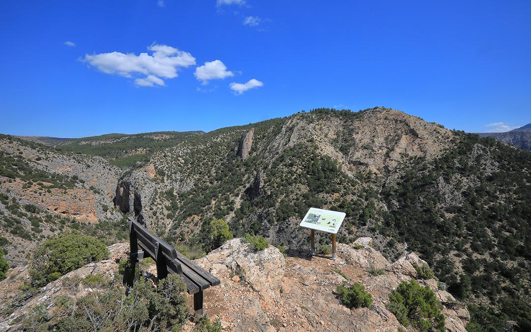 Banco y sus vistas en el Mirador de la Cueva Muñoz en Ejulve