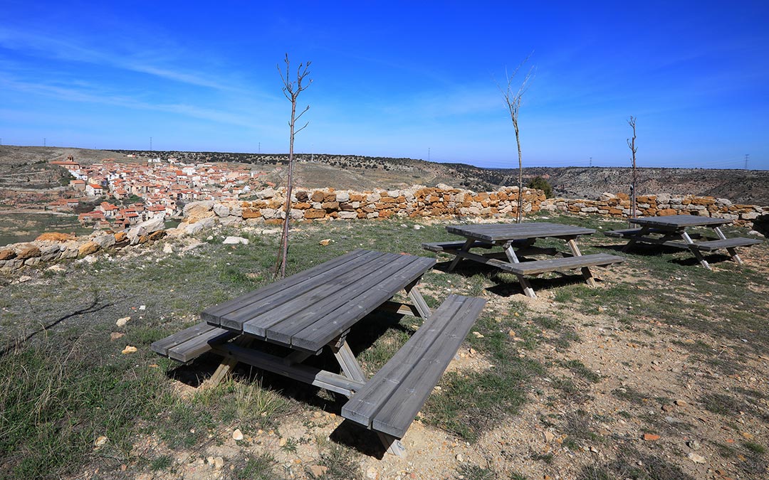 Merenderos de la Ermita de Santa Ana en su mirador en Ejulve