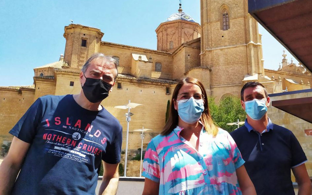 La presidenta de la Asociación Turismo Bajo Aragón, Montse Thomson, junto al consejero de Turismo de la Comarca del Bajo Aragón, Alberto Bayod, y el presidente comarcal, Luis Peralta. / Comarca Bajo Aragón