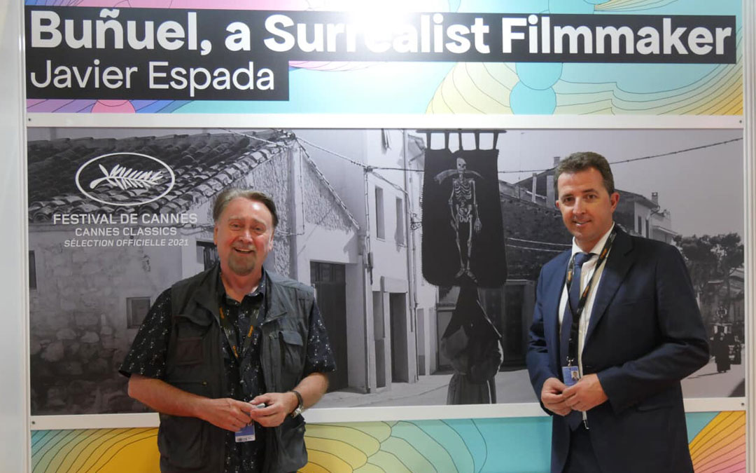 Javier Espada, junto al alcalde de Calanda, Alberto Herrero, en el Festival de Cannes. / L.C.