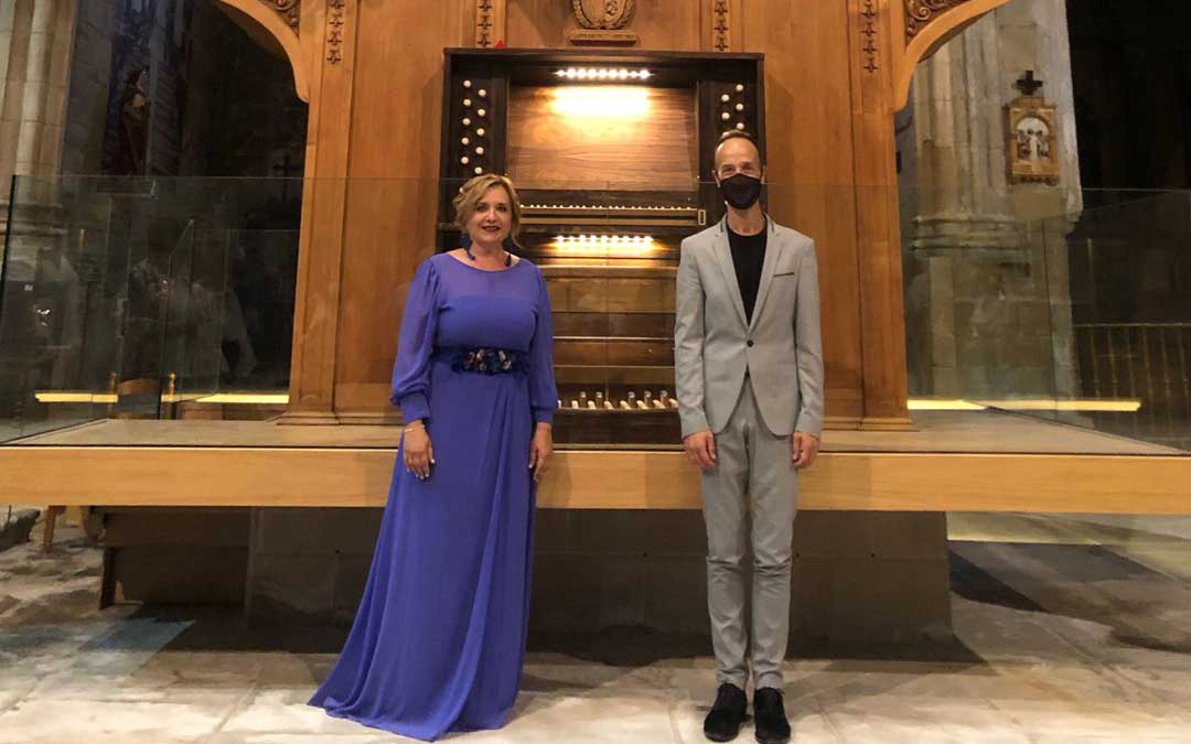 Los dos intérpretes junto al órgano de la colegiata caspolina. Foto: S.C.