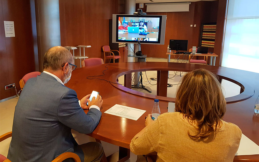 Las consejeras Mayte Pérez y Sira Repollés en la reunión del Consejo Local./ DGA