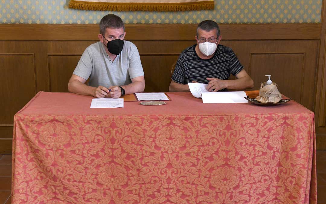 El documento lo suscribieron este martes en la Casa Consistorial el alcalde de Alcañiz, Ignacio Urquizu; y el presidente de la Asamblea Comarcal de Cruz Roja bajoaragonesa, José Enrique Pérez / Ayto. Alcañiz