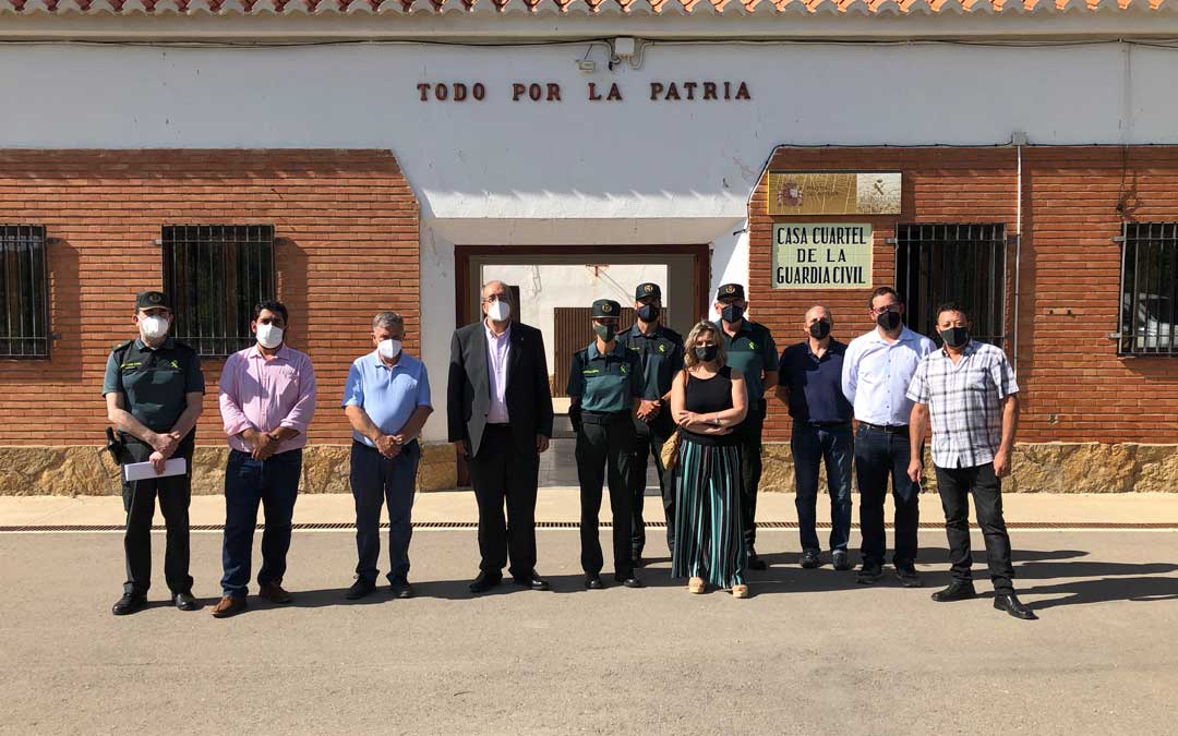 Visita del presidente de la DPT, Manuel Rando, y la jefa de la Comandancia de la Guardia Civil de Teruel, Silvia Gil, al cuartel de La Puebla de Valverde para ver una de las obras realizadas con la ayuda concedida en 2020 / DPT