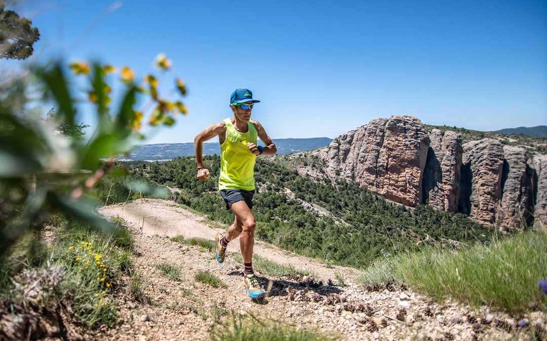 El corredor e influencer DEPA en el entorno de las Rocas del Masmut de Peñarroya de Tastavins.