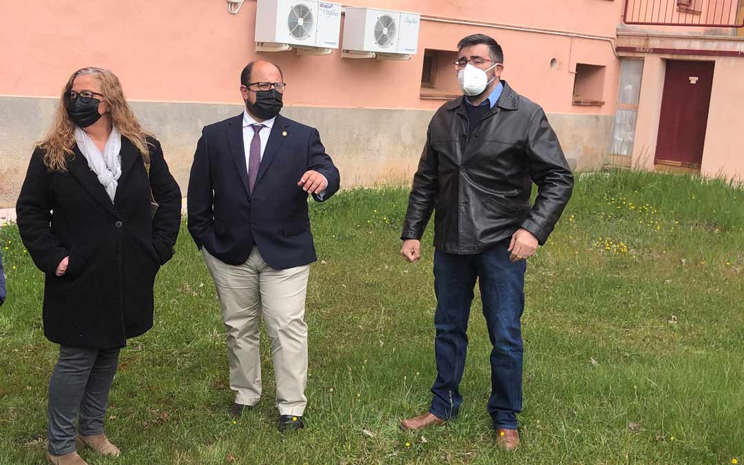 Alberto Izquierdo, centro, con la alcaldesa de Alcalá de la Selva, Amparo Atienza y el edil José Edo, durante una visita reciente a esta localidad, que es una de las beneficiadas por el plan complementario./DPT