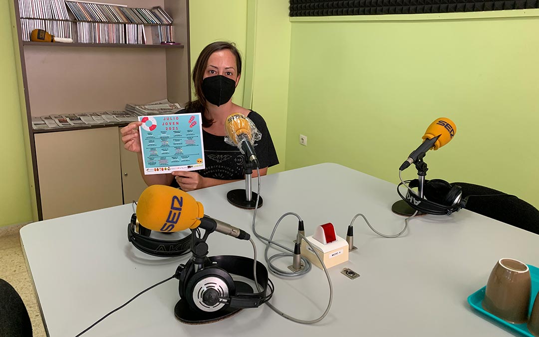 Elia Corral, técnico de Juventud en la Comarca del Bajo Aragón Caspe en Radio Caspe/ Pilar Sariñena