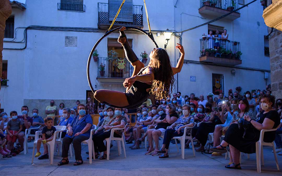 Miss MO -Mónica Riba- fue la protagonista del espectáculo inaugural en la plaza del Ayuntamiento. Matarranya Íntim.