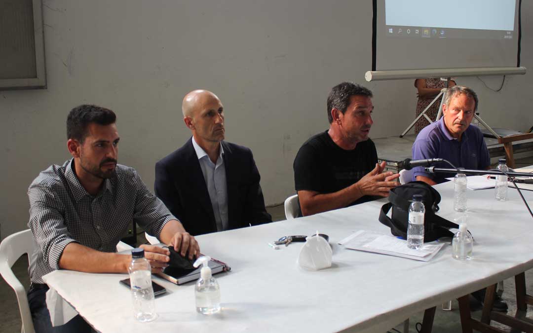 Las direcciones de Frutos Secos Alcañiz y Unió Nuts explicando la integración el martes en la asamblea de socios / L. Castel