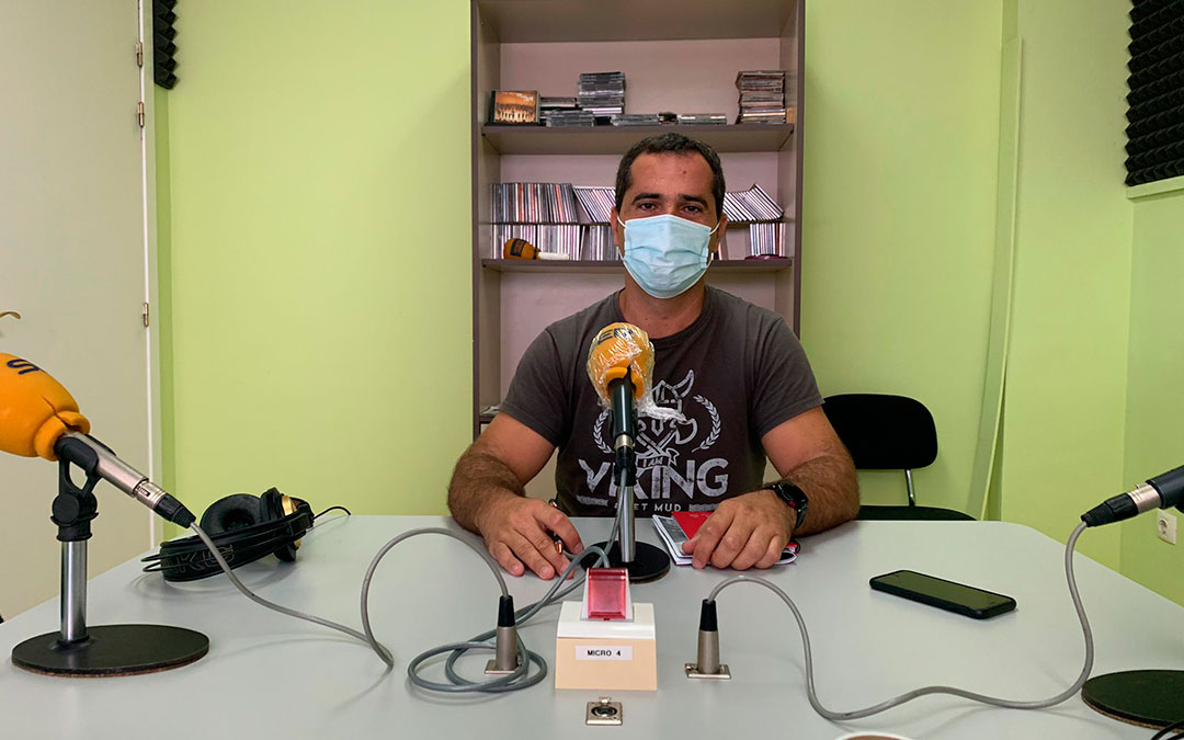 Gabriel Luena, concejal de urbanismo y educación de Caspe en Radio Caspe/ Eduard Peralta