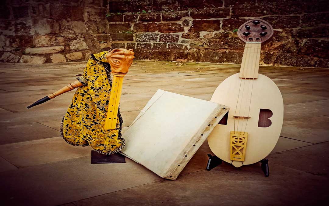 Pablo Morales fabrica sus propios instrumentos, tanto de viento como de cuerda / P. M.