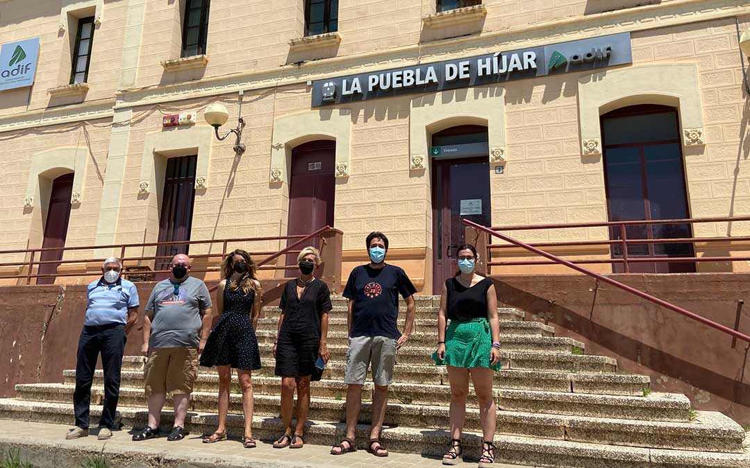 Invitados al programa de Radio La Comarca emitido a escasos metros de su estación de tren./ L.C.