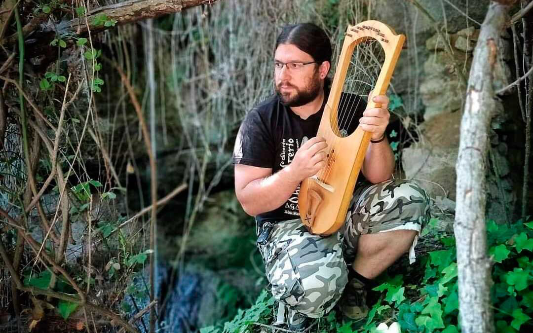 Pablo Morales, junto a uno de sus instrumentos / P.M. 