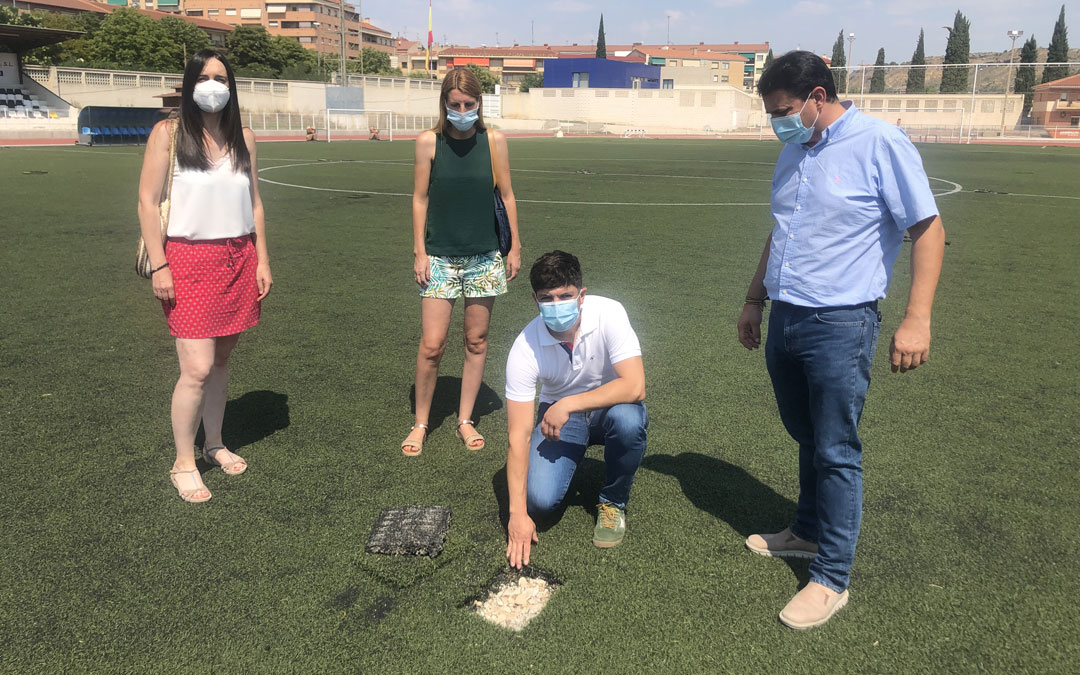 Nacho Carbó muestra el estado del campo de fútbol tras las catas que ahora se debe arreglar para comenzar la pretemporada en agosto / L. Castel