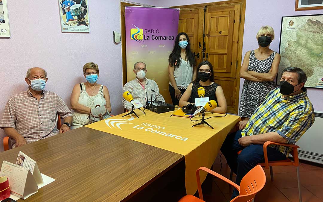 Algunos de los invitados al programa especial emitido desde Urrea de Gaén./ L.C.