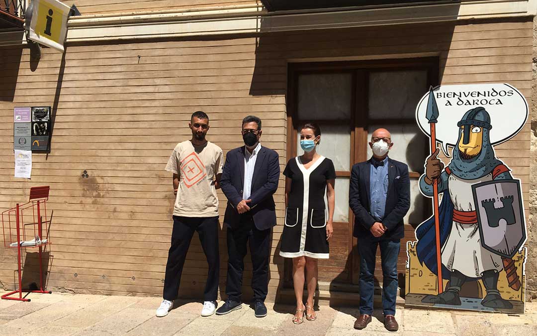 Teresa Ladrero, vicepresidenta de la DPZ y Francisco Beltrán, vicerrector de Internacionalización y Cooperación de la Universidad de Zaragoza, han visitado esta mañana a uno de los estudiantes en Daroca / DPZ