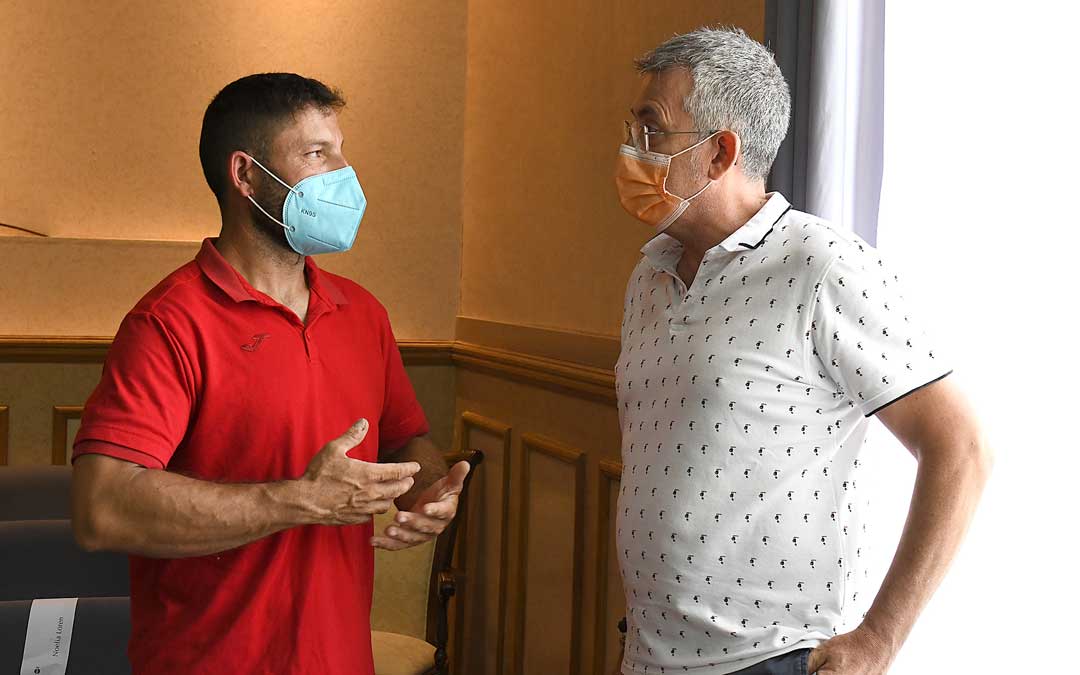 Alberto Quílez, presidente de la SDP Alcañiz y Kiko Lahoz, concejal del deportes del consistorio alcañizano. Foto. Ayto. Alcañiz