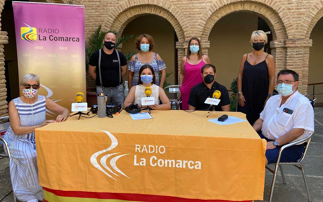 Algunos de los invitados al programa de Radio La Comarca emitido desde el Claustro del Convento de Valdealgorfa./ L.C.