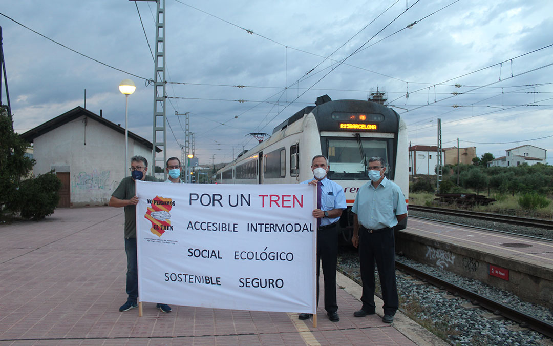 La plataforma en defensa al ferrocarril en el Bajo Aragón Caspe ha estado presente en el regreso de 'El Caspolino'/ Eduard Peralta