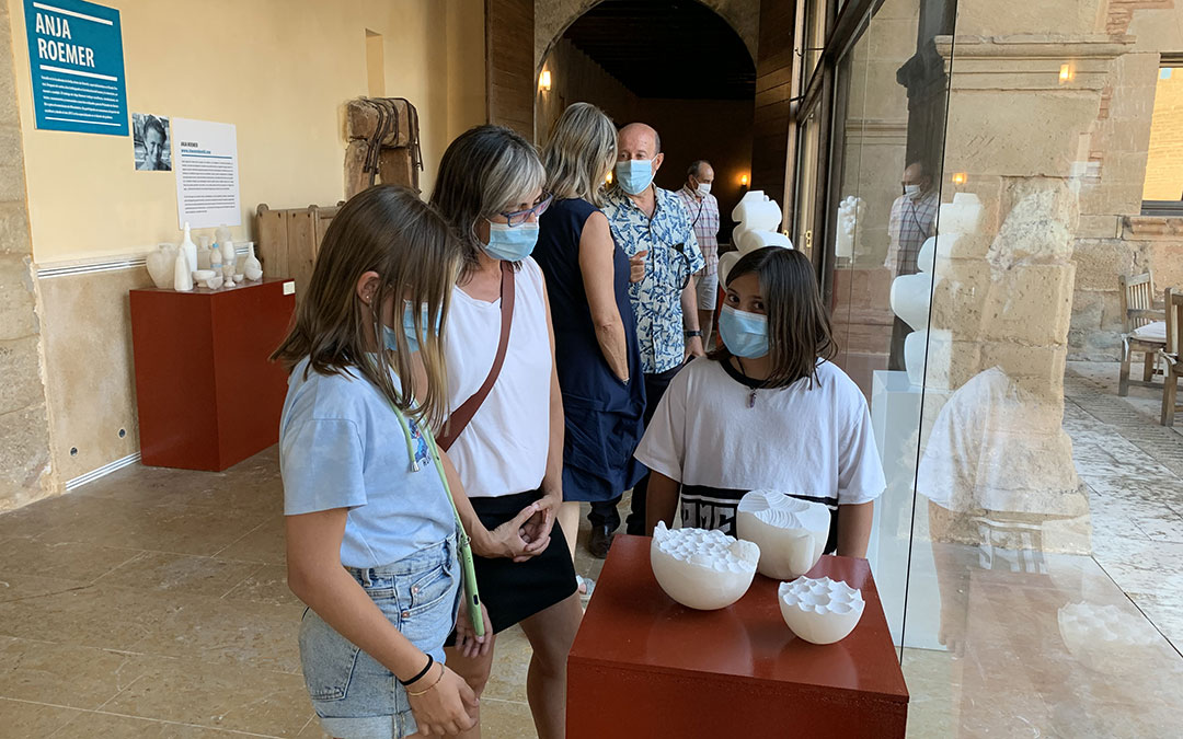 Parte de la exposición ubicada en la galería acristalada de la Hospedería dedicada al ciclo del agua. / M. Q.