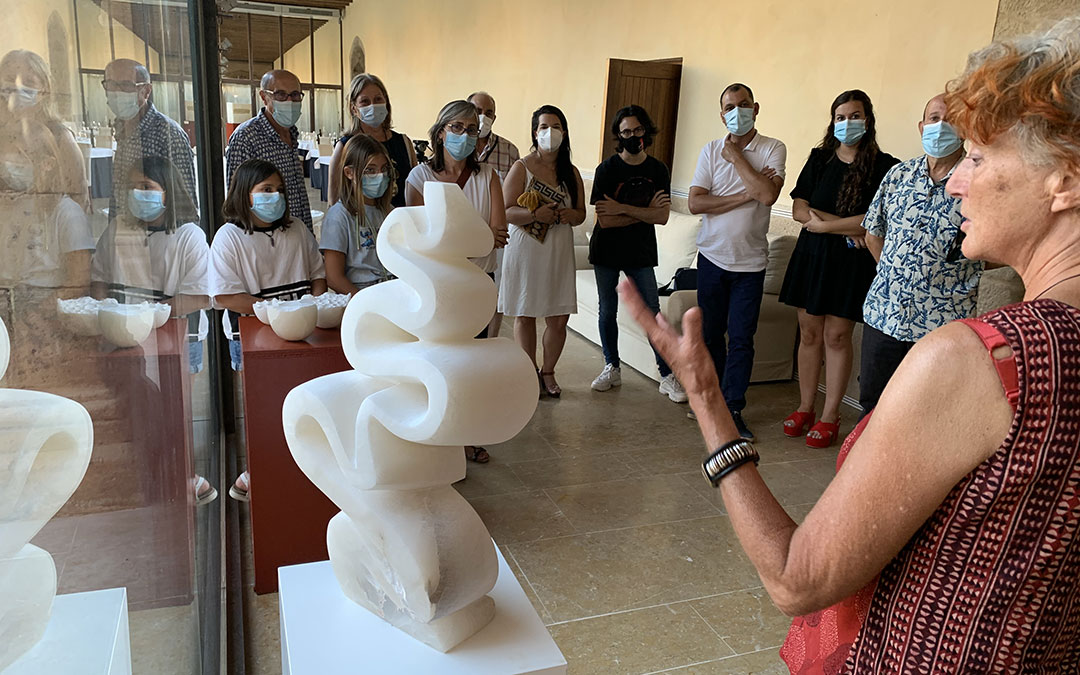 Roemer explicando al público la escultura 'Río'. / M. Q.